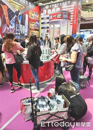 ▲王正坤醫師之藝群醫學美容集團旗下Dr.FreeVenus藝群保養品公司獲邀參展，與國內外品牌、專業買家、消費者進行交流。（圖／記者林東良翻攝，下同）