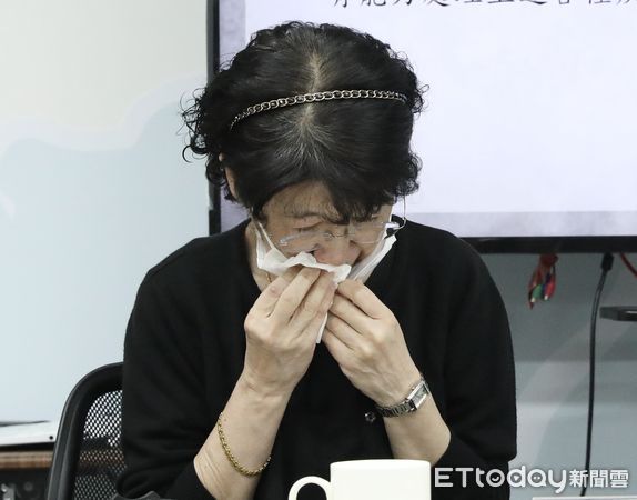 ▲▼「柯文哲疼痛血尿+嘔吐，疑急性腎損傷」說明記者會，陳佩琪拭淚。（圖／記者屠惠剛攝）