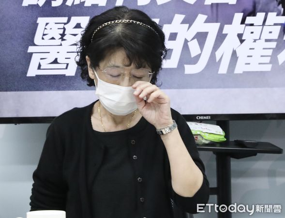 ▲▼「柯文哲疼痛血尿+嘔吐，疑急性腎損傷」說明記者會，陳佩琪拭淚。（圖／記者屠惠剛攝）