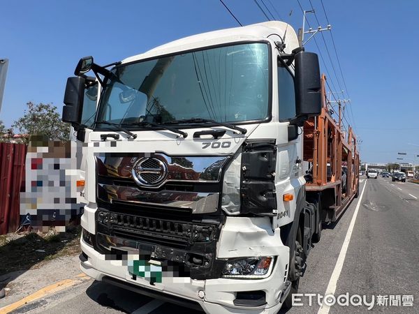 ▲國道1號南向302.8公里路段，26日中午12時27分許，發生營業半聯結車追撞小客車事故，計4車肇事，幸無人員傷亡。（圖／記者林東良翻攝，下同）