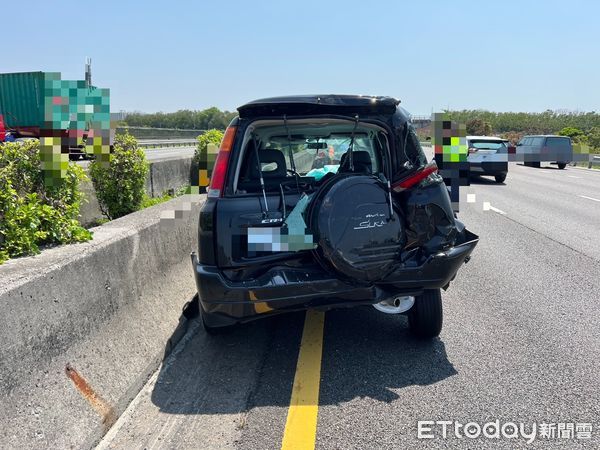 ▲國道1號南向302.8公里路段，26日中午12時27分許，發生營業半聯結車追撞小客車事故，計4車肇事，幸無人員傷亡。（圖／記者林東良翻攝，下同）