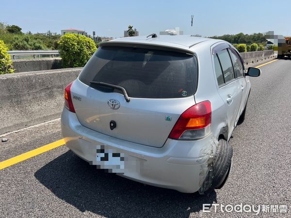 ▲國道1號南向302.8公里路段，26日中午12時27分許，發生營業半聯結車追撞小客車事故，計4車肇事，幸無人員傷亡。（圖／記者林東良翻攝，下同）