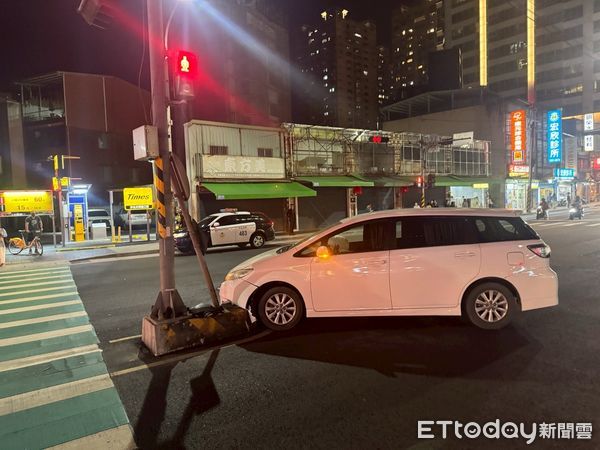 ▲26日晚間汐科火車站前發生休旅車自撞意外。（圖／記者張君豪翻攝）