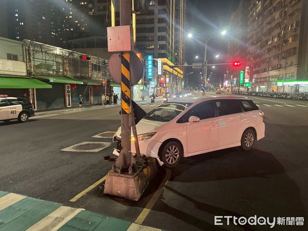 ▲26日晚間汐科火車站前發生休旅車自撞意外。（圖／記者張君豪翻攝）