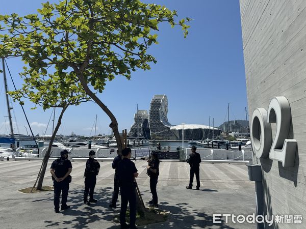 ▲光榮碼頭鯨魚堤岸前發現一具男性浮屍。（圖／記者吳世龍攝）