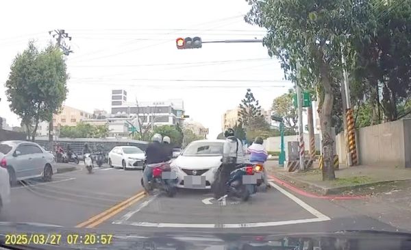 ▲桃園市黃姓男子今天上午駕車經過中壢區南園路右轉東園路時，突然失控撞上停等紅燈機車。（圖／翻攝自臉書爆料公社》）