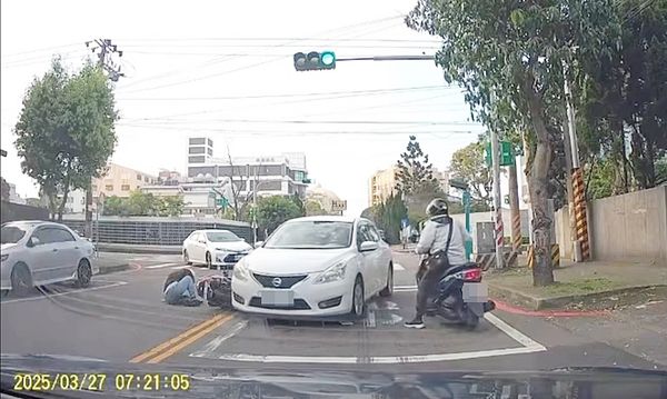 ▲桃園市黃姓男子今天上午駕車經過中壢區南園路右轉東園路時，失控撞倒停等紅燈2輛機車。（圖／翻攝爆料公社》）