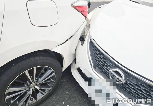 ▲桃園市黃姓男子今天上午駕車經過中壢區南園路右轉東園路時，失控撞上停等紅燈機車逃逸再撞上後方轎車。（圖／記者沈繼昌翻攝）