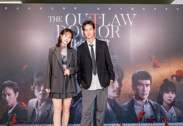 ▲阮秋姮（右起）、黃大煒、夏騰宏、蔡亘晏和POLO WL出席《The Outlaw Doctor 化外之醫》茶敘。（圖／公視、中華電信、瀚草文創）