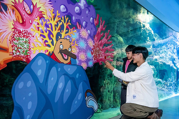 ▲Xpark與知名兒童科學普及推廣IP《達克比辦案》攜手，把水族館變身海洋偵探基地。（圖／Xpark提供）