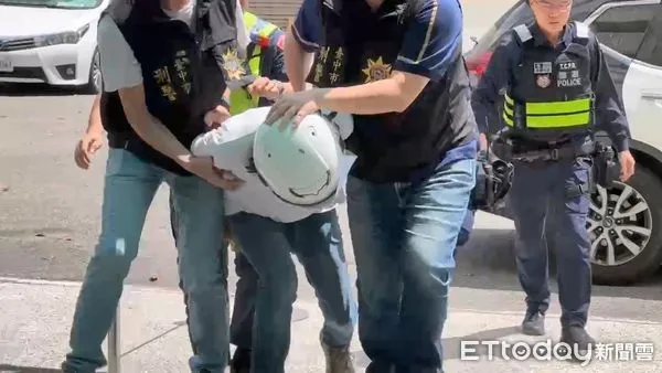 ▲▼網紅夢戈來台中看房子，竟然當街拿鋸子砍人，被依殺人未遂罪嫌送辦。（圖／民眾提供，下同）