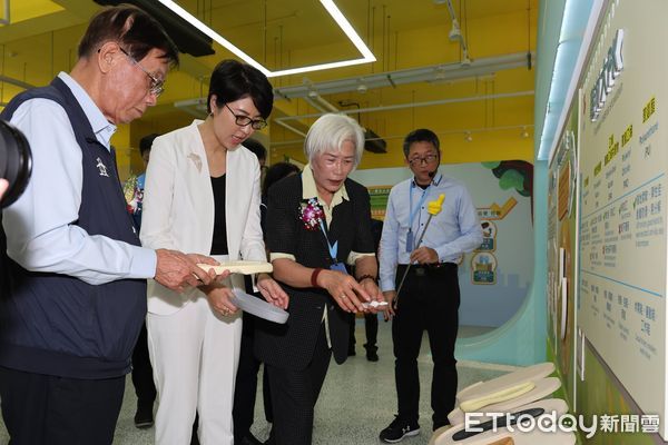 ▲南投在地創新鞋業打造觀光工廠「噗樂館」，今天開幕剪綵。（圖／記者高堂堯翻攝）