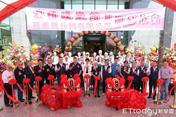 ▲南投在地創新鞋業打造觀光工廠「噗樂館」，今天開幕剪綵。（圖／記者高堂堯翻攝）