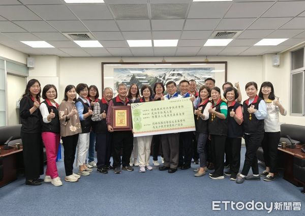 ▲達成慈善基金會捐款230萬元，助弱勢家庭喪葬負擔及兒少儲蓄金繳存與獎勵。（圖／南投縣政府提供）