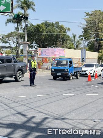 ▲▼   因應清明節連假掃墓 嘉警強化中莊公墓區交通疏導管制   。（圖／嘉義縣警局提供）