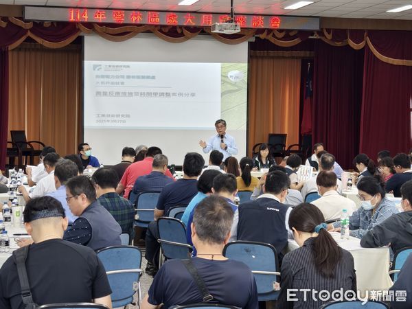 ▲台電雲林區處今日舉行大用戶座談會，邀請契約容量800瓩以上包含玻璃、金屬加工、機械、塑膠橡膠等商業用電大戶與會。（圖／記者游瓊華翻攝）