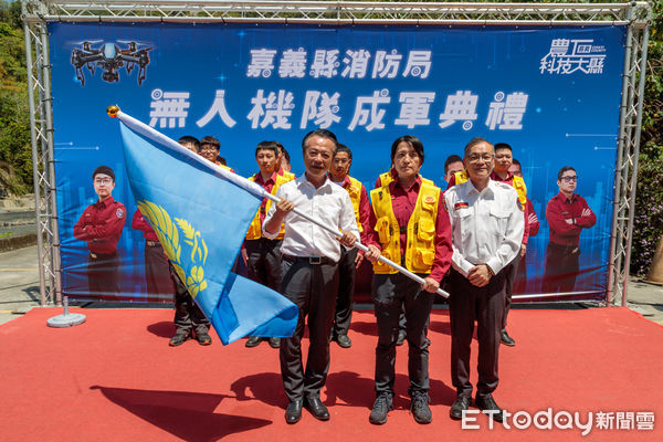 ▲▼    嘉義縣消防局成立無人機隊 翁章梁授旗  。（圖／嘉義縣政府提供）