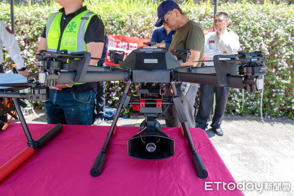 ▲▼    嘉義縣消防局成立無人機隊 翁章梁授旗  。（圖／嘉義縣政府提供）