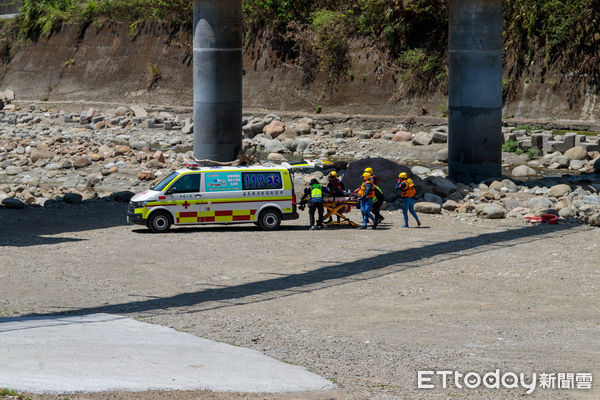 ▲▼    嘉義縣消防局成立無人機隊 翁章梁授旗  。（圖／嘉義縣政府提供）