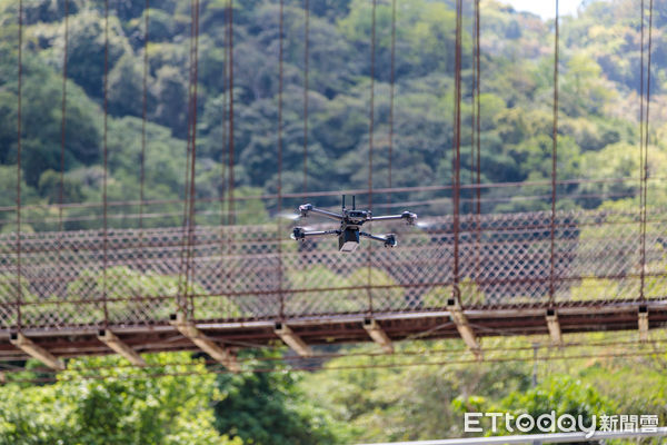 ▲▼    嘉義縣消防局成立無人機隊 翁章梁授旗  。（圖／嘉義縣政府提供）