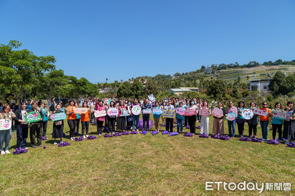 ▲▼    嘉義縣114年度社工日 「紫絲帶」合照傳達暴力零容忍  。（圖／嘉義縣政府提供）