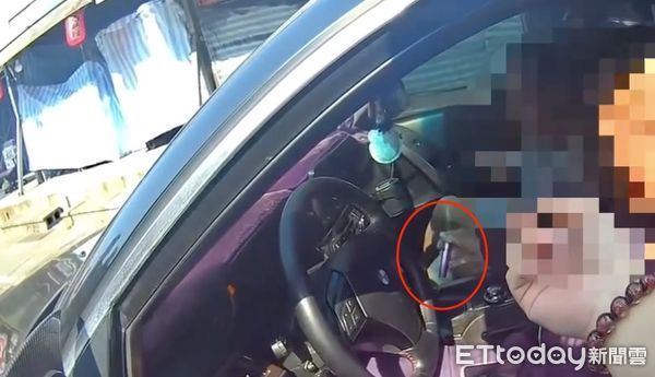 ▲▼新莊員警盤查違停車輛發現不明電子煙，起獲毒依托咪酯煙彈，及改造手槍及子彈             。（圖／記者陳以昇翻攝）