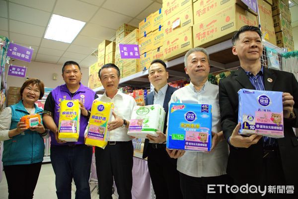 ▲▼   臺灣台北醫療聯盟送愛到「嘉」捐贈嘉義縣物資銀行照護物資   。（圖／嘉義縣政府提供）