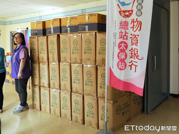 ▲▼   臺灣台北醫療聯盟送愛到「嘉」捐贈嘉義縣物資銀行照護物資   。（圖／嘉義縣政府提供）