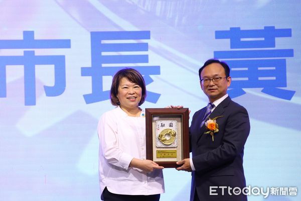 ▲▼  嘉義縣民雄頭橋產業園區聯合廠商協進會理事長交接 黃敏惠市長觀禮祝福 盼互利共榮、推動經濟發展  。（圖／嘉義市政府提供）
