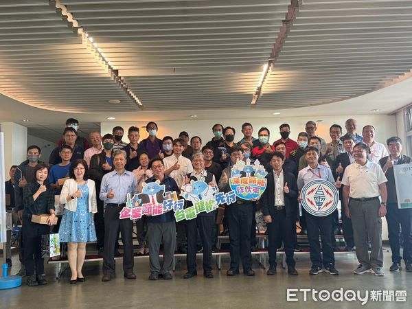 ▲大用戶座談會台電全體員工與用戶合影。             。（圖／台電屏東區處提供）