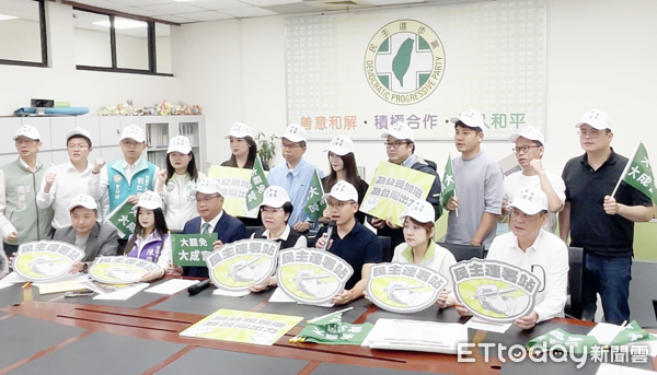 ▲民進黨桃園市議會黨團宣誓成立「民主連署站」，全力聲援公民團體聯署罷免行動。（圖／記者沈繼昌翻攝）