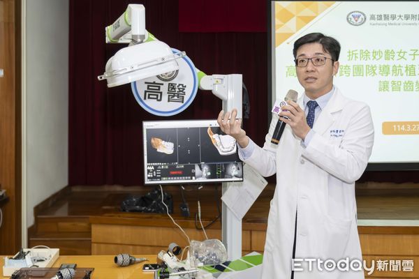 ▲高醫口腔顎面外科陳裕豐醫師，利用導航系統修整齒槽骨，以便將3D列印的智齒順利植入。（圖／記者許宥孺翻攝）