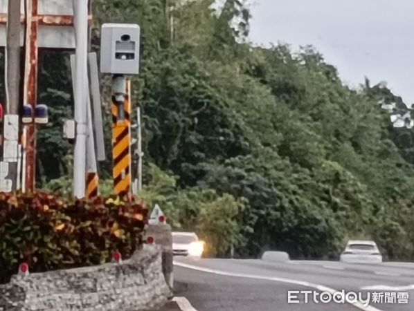 ▲新吉路段測速桿去年重新啟用，就成為全縣取締違規超速最多的路段。（圖／記者楊漢聲翻攝）