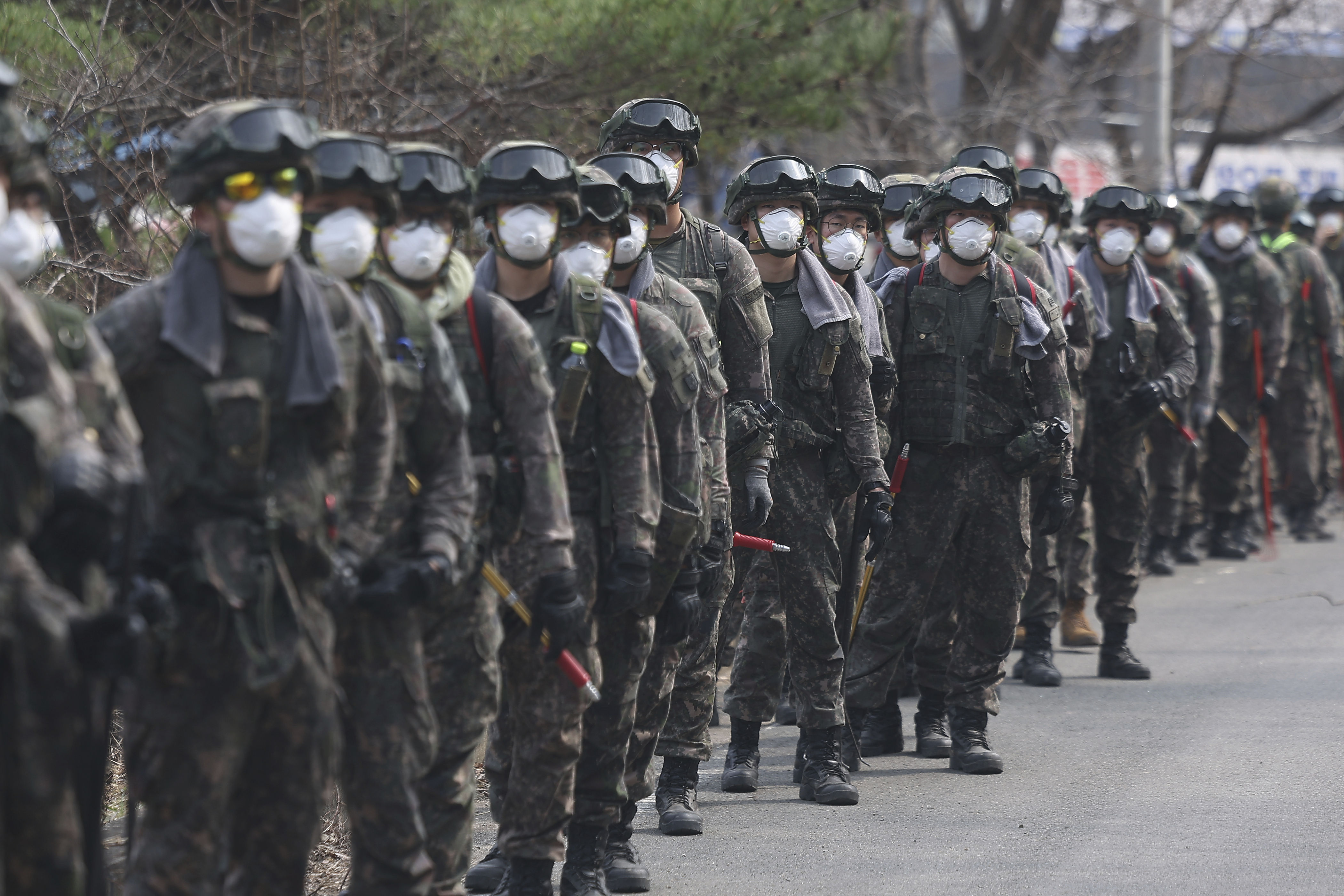 ▲▼南韓動員軍隊參與山林大火滅火任務。（圖／達志影像／美聯社）