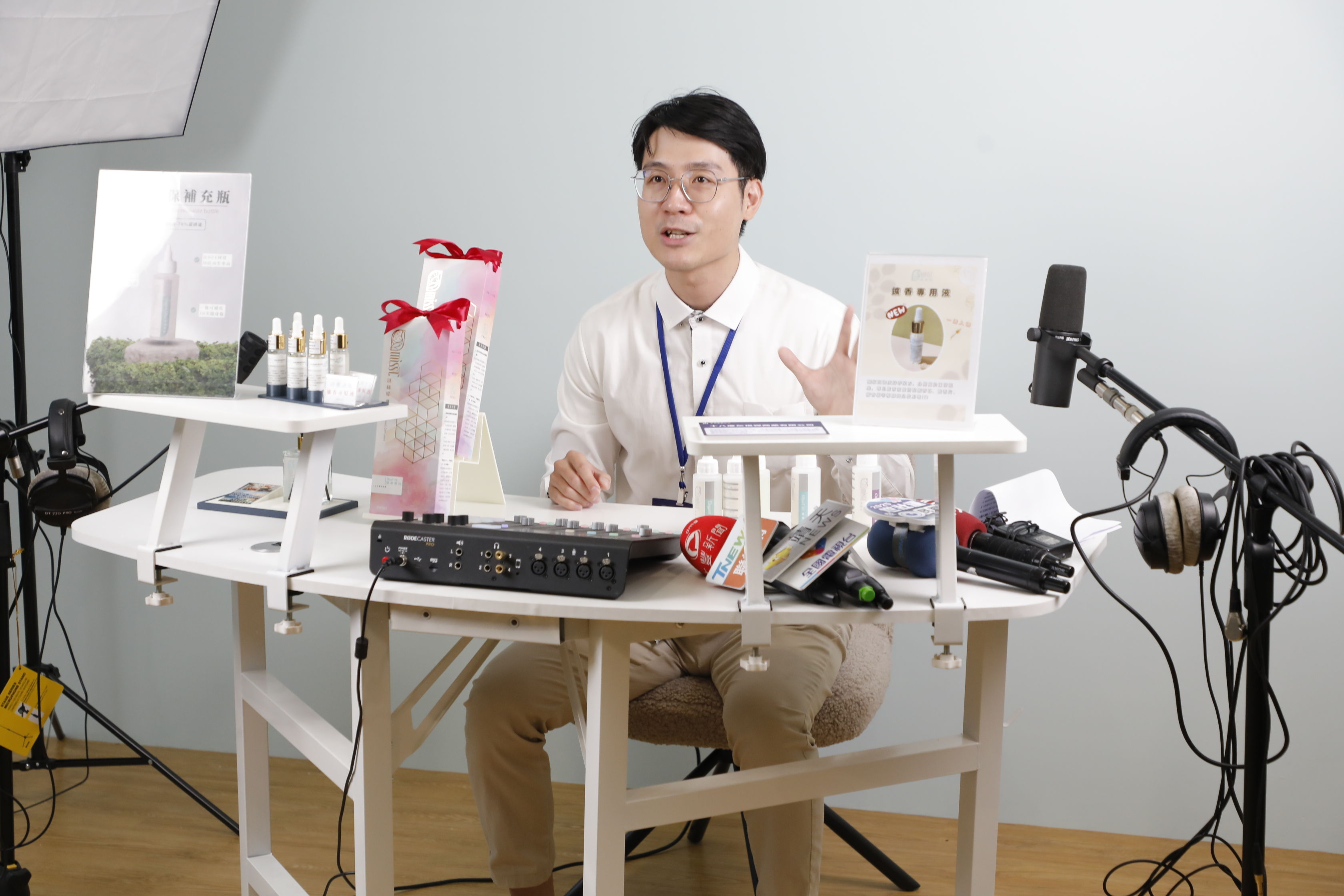 ▲▼新北市政府第九處青創基地-「新北青創土城電商基地」28日正式啟用，為青年創業者打造電商創業新樞紐。市長侯友宜、青年局長邱兆梅親自體驗電商包貨作業驗收基地設施功能(業配)。（圖／記者湯興漢攝）