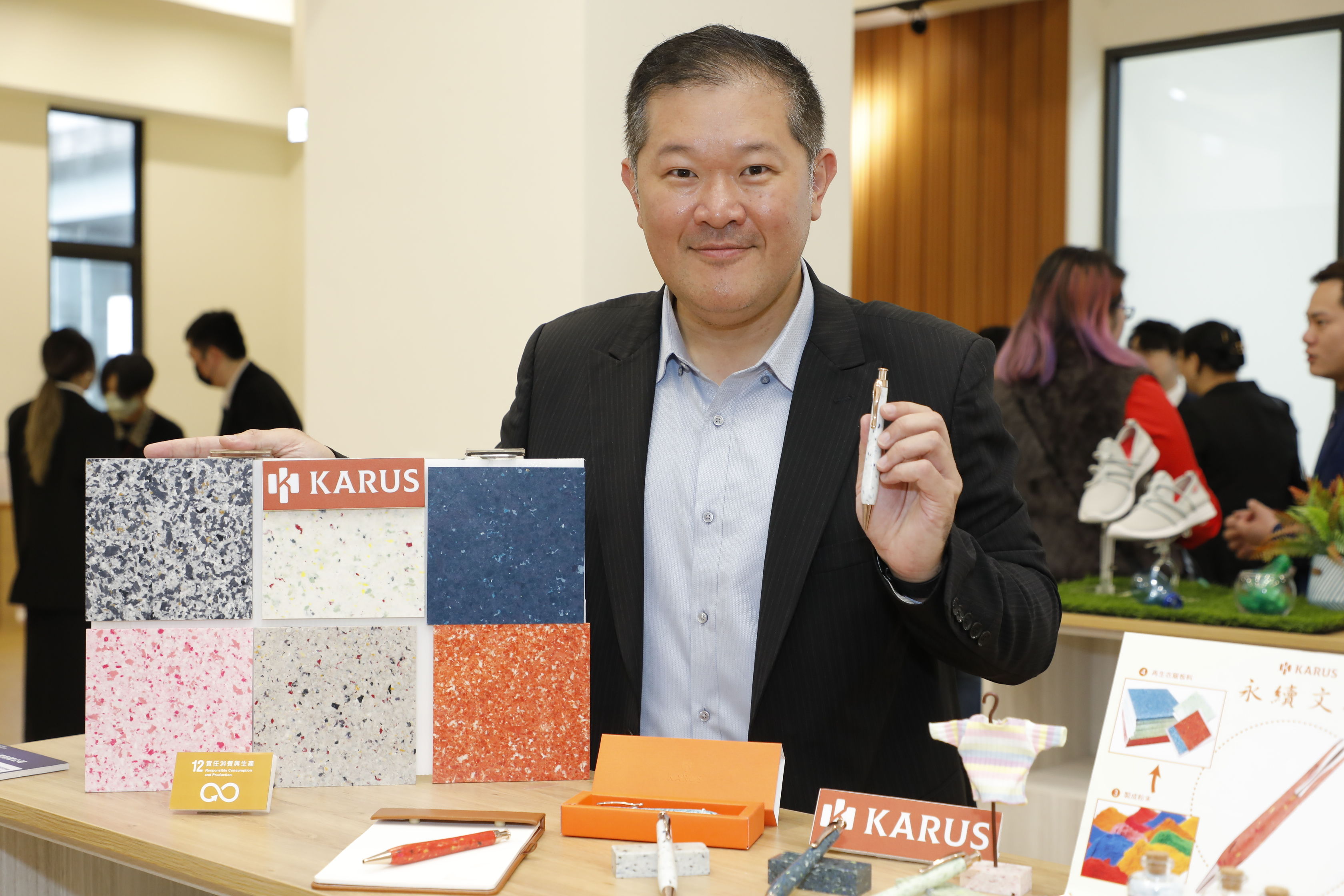 ▲▼新北市政府第九處青創基地-「新北青創土城電商基地」28日正式啟用，為青年創業者打造電商創業新樞紐。市長侯友宜、青年局長邱兆梅親自體驗電商包貨作業驗收基地設施功能(業配)。（圖／記者湯興漢攝）