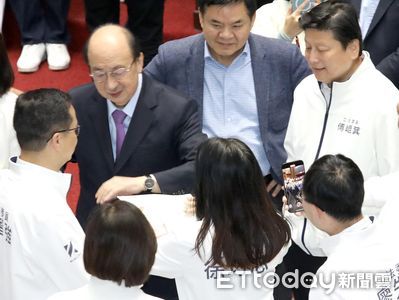 多圖／徐巧芯拿驗傷單追著柯建銘跑　藍營「空城計」直播介紹綠委