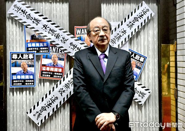 ▲▼柯建銘 民進黨立法院黨團議場前記者會 並將議場大門貼上封條抗議。（圖／記者屠惠剛攝）