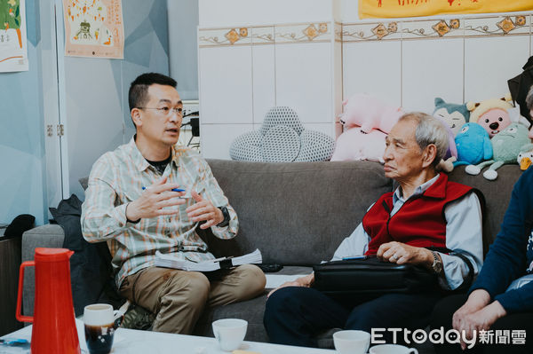 ▲▼南海部隊陣亡將士後裔到金門縣議員董森堡服務處陳情。（圖／記者林名揚翻攝）
