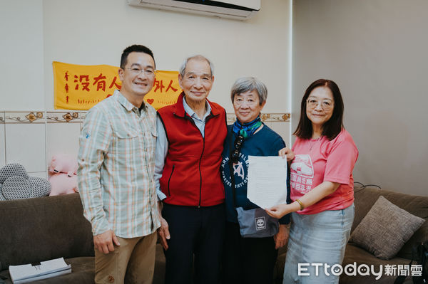▲▼南海部隊陣亡將士後裔到金門縣議員董森堡服務處陳情。（圖／記者林名揚翻攝）