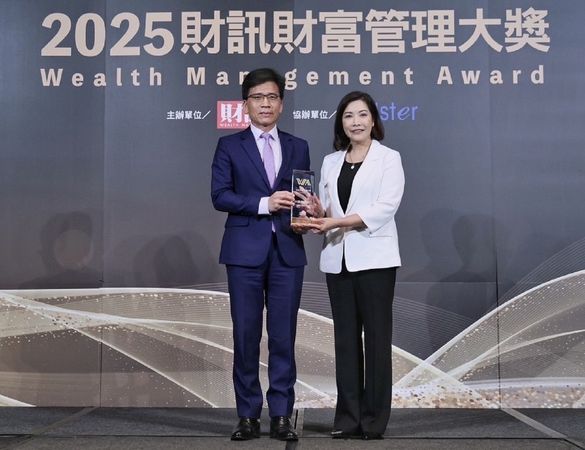 ▲▼2025年《財訊雙週刊》頒獎典禮今（27）日舉行，由金管會主委彭金隆（左）頒發「本國銀行最佳私人銀行」獎項予中信銀行個人金融執行長楊淑惠（右），中信銀行為唯一獲得該獎項的本國銀行。（圖／中信銀行提供）