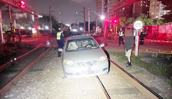 ▲台鐵中壢六和平交道今晚7時許發生轎車誤闖鐵軌案，鐵路警察中壢派出所員警據報到場處理。（圖／鐵路警察局中壢派出所提供）