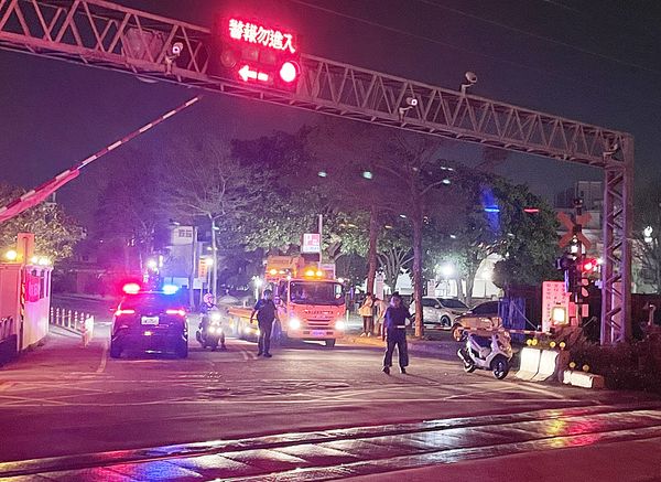 ▲台鐵中壢六和平交道今晚7時許發生轎車誤闖鐵軌案，鐵路警察中壢派出所員警到場管制。（圖／鐵路警察局中壢派出所提供）