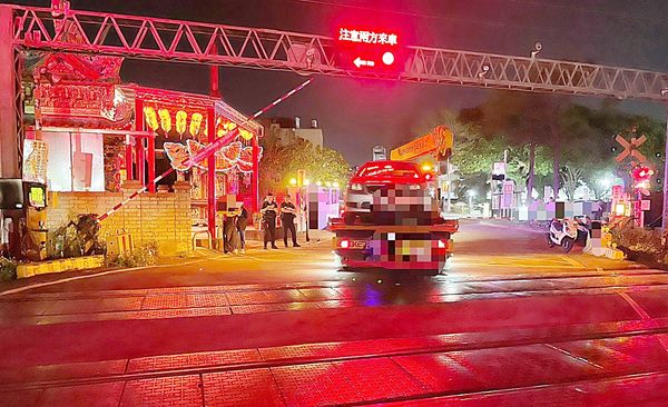 ▲台鐵中壢六和平交道今晚7時許發生轎車誤闖鐵軌案，經警方聯繫拖吊業者，已於晚間8時37分完成拖吊排除現場狀況。（圖／鐵路警察局中壢派出所提供）