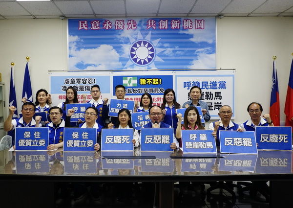 ▲桃園市議會藍營「反惡罷、反廢死」