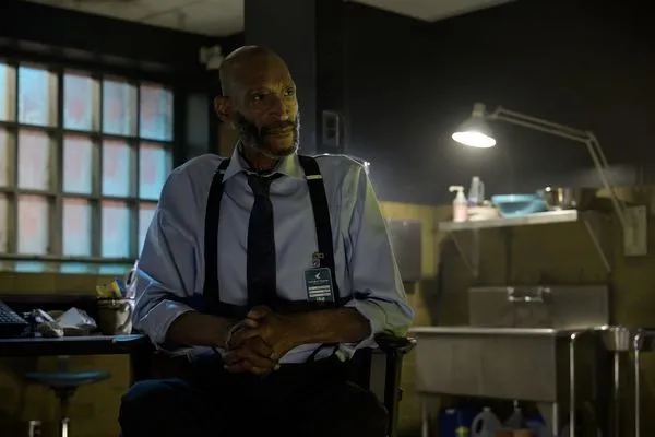 ▲《絕命終結站》系列電影中多次現身的神秘驗屍官，再續集《絕命終結站 血脈》揭開身世之謎。（圖／華納兄弟提供）