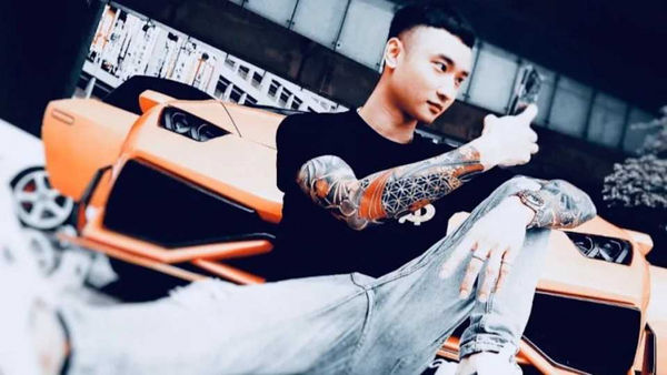 胡凱彬常在網路上曬出千萬跑車炫富，實則所販售精品皆為假貨。（圖／翻攝胡凱彬臉書）