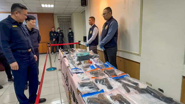 警方在胡凱彬家中搜出球棒、刀械、玩具槍，涉詐欺、殺人未遂、傷害等多罪羈押禁見。（圖／報系資料照）