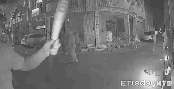▲1名李姓男子疑不滿垃圾車不等他，除飆罵持球棒擊打垃圾車後斗及副駕駛座車門，並揮舞球棒作勢欲毆打清潔隊員，警方傳喚李男到案依法送辦。（圖／記者林東良翻攝，下同）