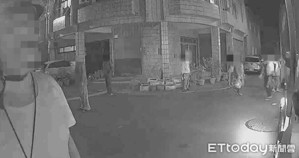 ▲1名李姓男子疑不滿垃圾車不等他，除飆罵持球棒擊打垃圾車後斗及副駕駛座車門，並揮舞球棒作勢欲毆打清潔隊員，警方傳喚李男到案依法送辦。（圖／記者林東良翻攝，下同）